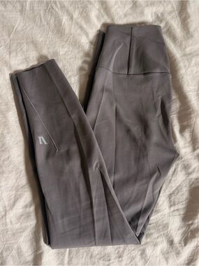 Vuori High-Rise Evolve Leggings size S in Smoke color